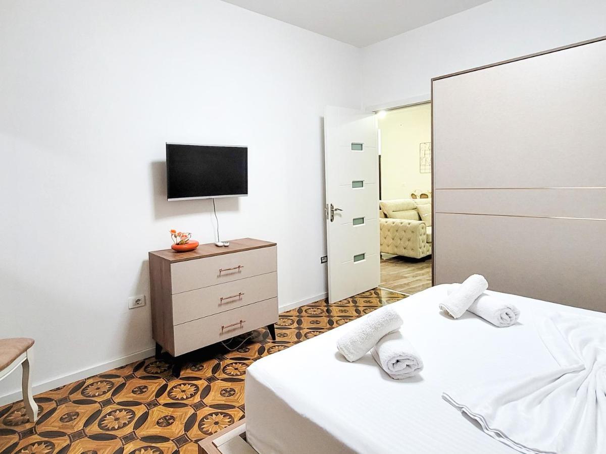 One-Bedroom Gem By The Square تيرانا المظهر الخارجي الصورة