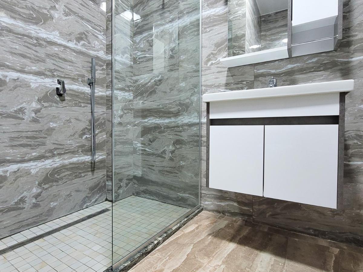 One-Bedroom Gem By The Square تيرانا المظهر الخارجي الصورة