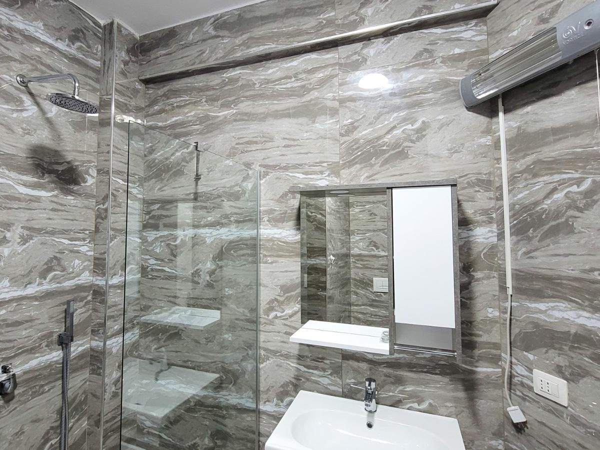 One-Bedroom Gem By The Square تيرانا المظهر الخارجي الصورة