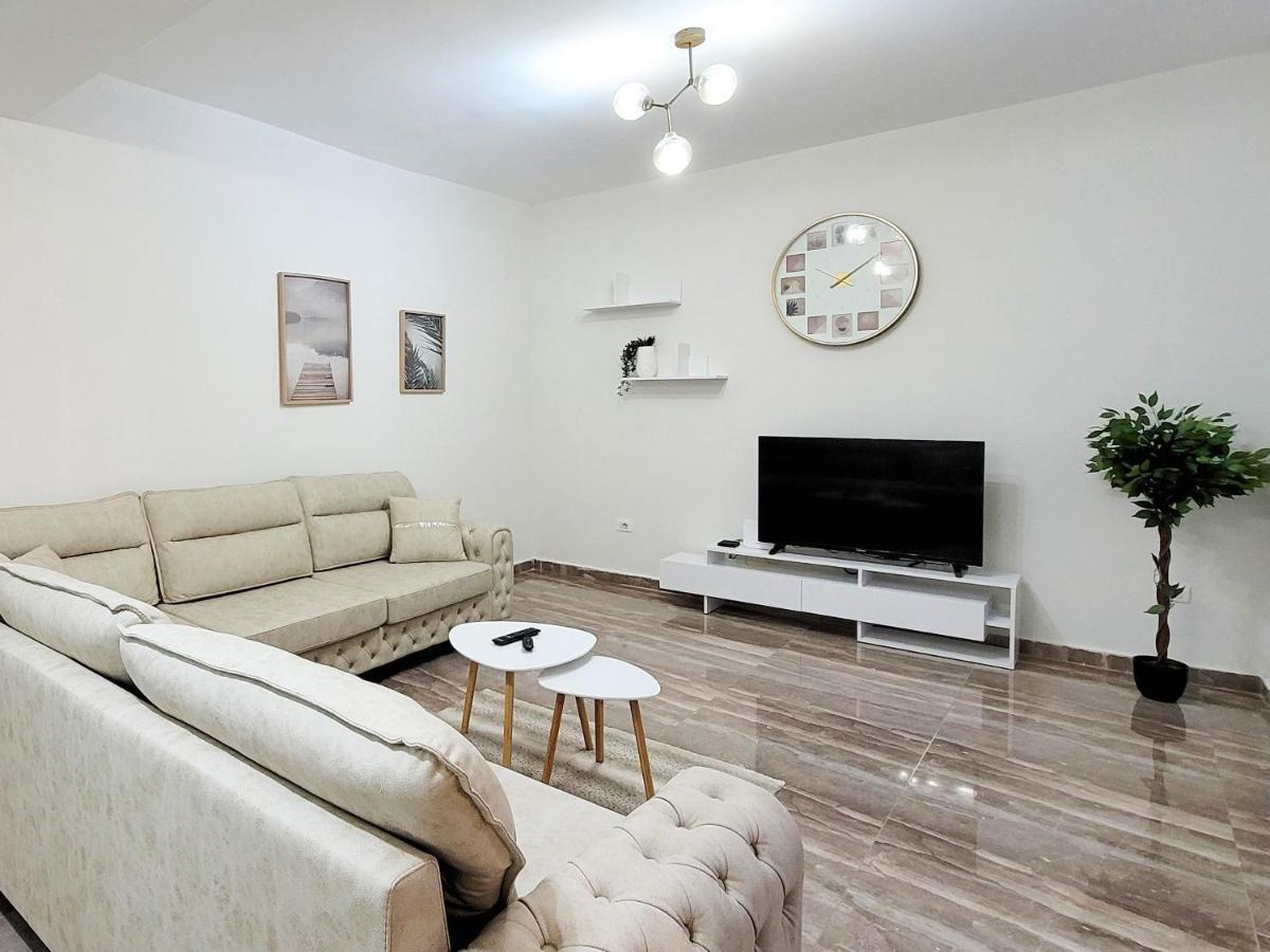 One-Bedroom Gem By The Square تيرانا المظهر الخارجي الصورة