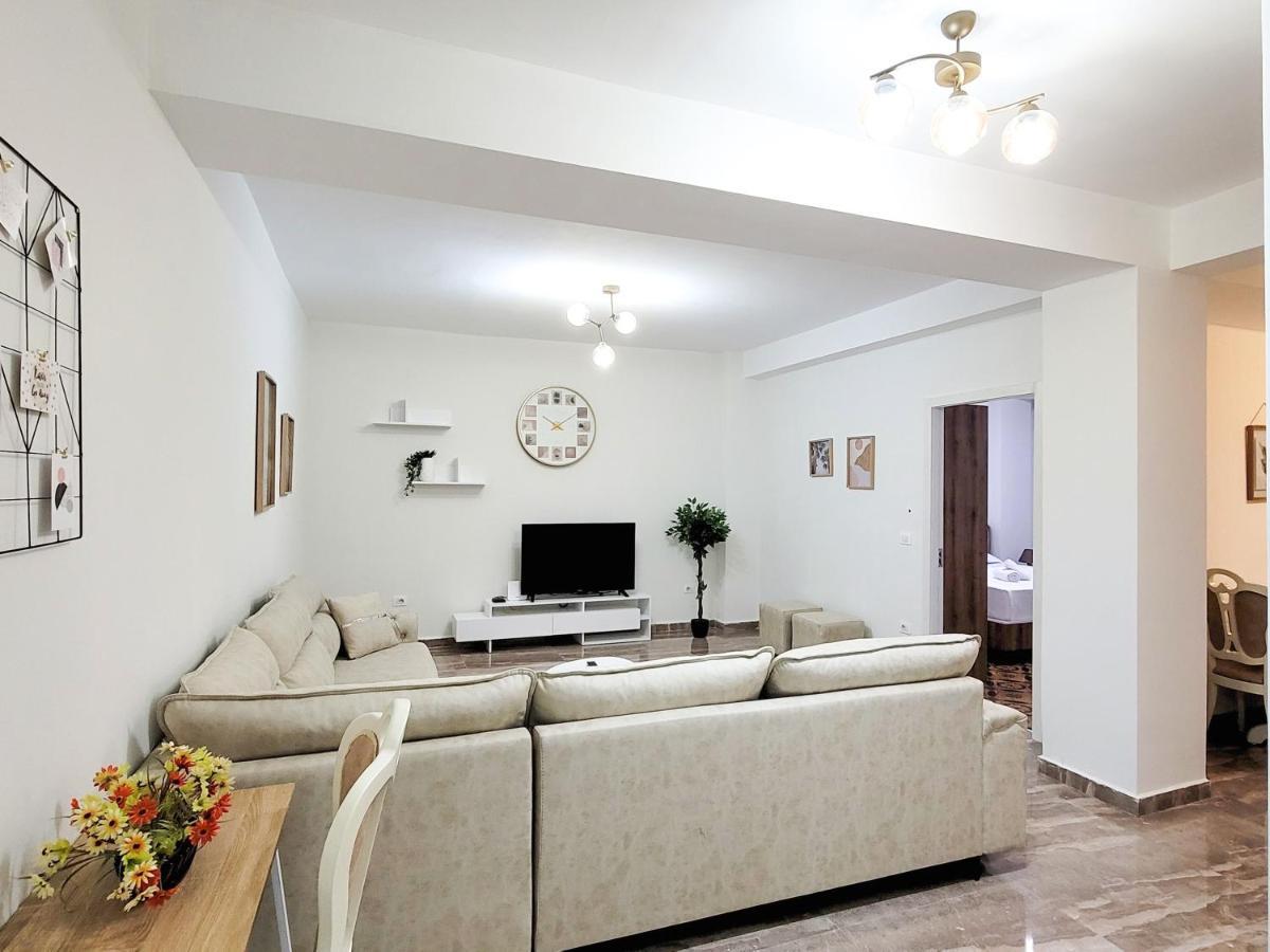 One-Bedroom Gem By The Square تيرانا المظهر الخارجي الصورة
